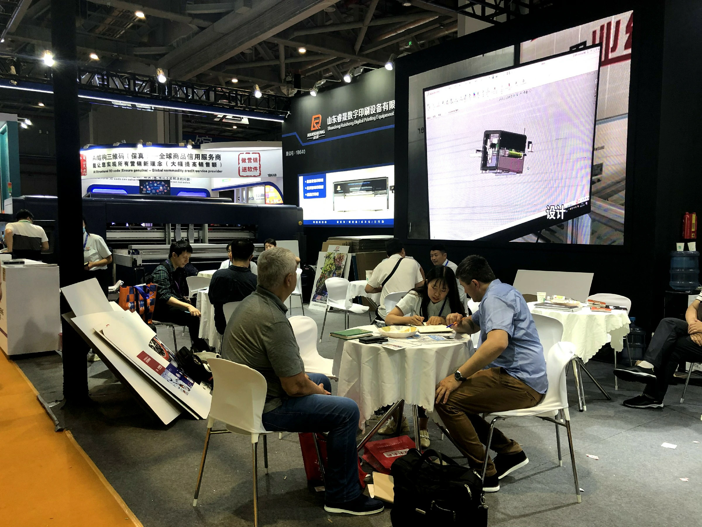 UV打印机：小成本撬动大市场的“定制神器”